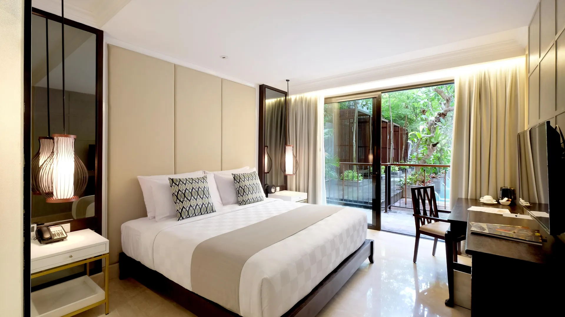 Jambuluwuk Oceano Seminyak Hotel